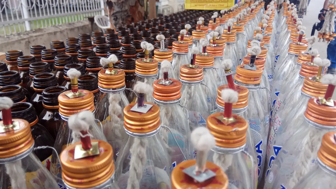 Pelita yang dijual menjelang Festival Tumbilotohe (Andri Arnold/Liputan6.com)