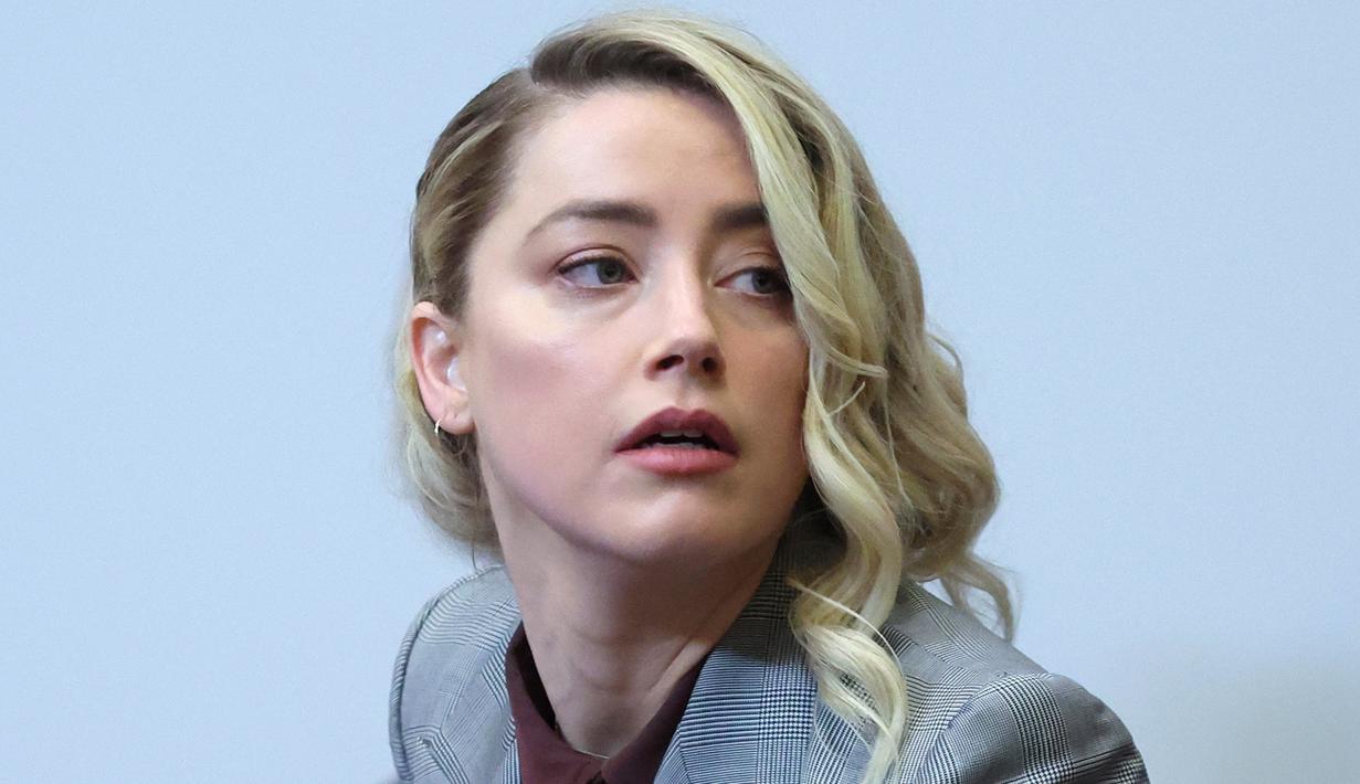 Aktris Amber Heard tiba di Fairfax County Circuit Courthouse, Fairfax, Virginia, Amerika Serikat, 26 Mei 2022. "Orang Yunani menemukan bahwa rasio ada di mana-mana di alam dan selama ribuan tahun telah dianggap memegang formula rahasia wajah paling cantik di dunia," kata Dr Julian De Silva dari Harley Street. (Michael REYNOLDS/POOL/AFP)