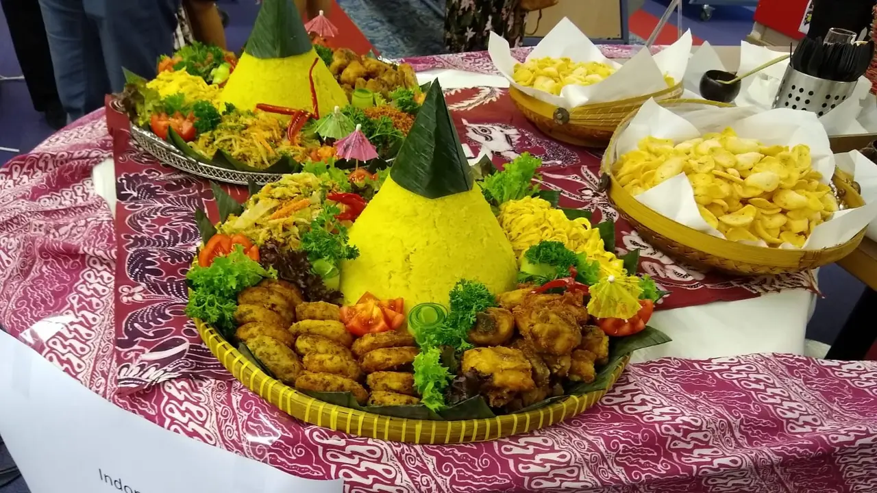 Nasi tumpeng di Belanda.