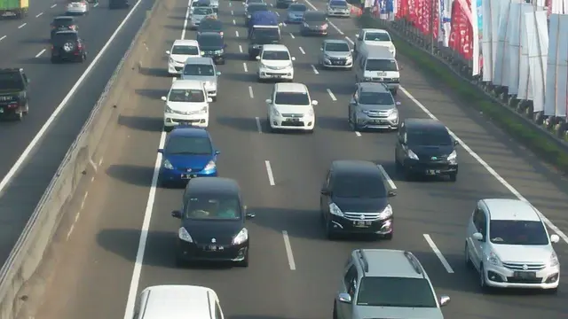 Suasana lalulintas arus mudik jelang KM 57 Tol Jakarta-Cikampek (Liputan6.com/Abramena)