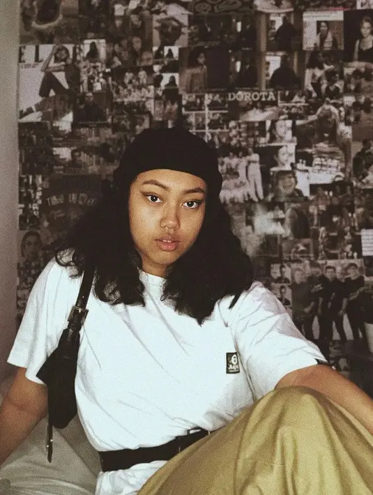 Padanan beanie dan oversized t-shirt menjadi gaya nyaman dan stylish sesuai dengan karakter dan kepribadian Nayyara yang ekspresif.  @nayyarasudiro.