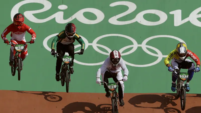 Aksi Toni Syarifudin pada Balapan BMX Olimpiade Rio 2016