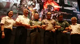 KSAD Jenderal TNI Mulyono bersama Wakapolri Komjen Syafruddin melakukan foto bersama dalam acara pemberian hadiah lomba tembak AARM-27/2017 dan AASAM 17 di Jakarta, Rabu (27/12). (Liputan6.com/Johan Tallo)