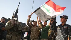 Anggota polisi Federal Irak  merayakan keberhasilan menyingkirkan militan ISIS dari Kota Tua Mosul, Minggu (9/7). Kantor PM Irak Haider al-Abadi mengumumkan kemenangan atas ISIS di kota itu setelah bertempur selama delapan bulan. (AHMAD AL-RUBAYE/AFP)