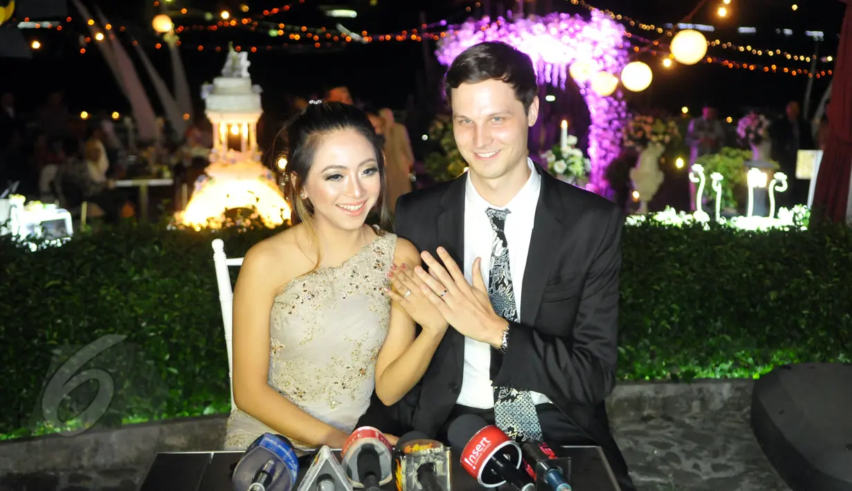 Nadia Vega bersama dengan tunangannya Sultan Yaar Jorik Jacob Dozy memperlihatakan cincin tunangan mereka di Kebun Raya Bogor, Jawa Barat, Sabtu (6/6/2015). Nadia menggelar acara lamarannya dengan konsep garden party. (Liputan6.com/Panji Diksana)