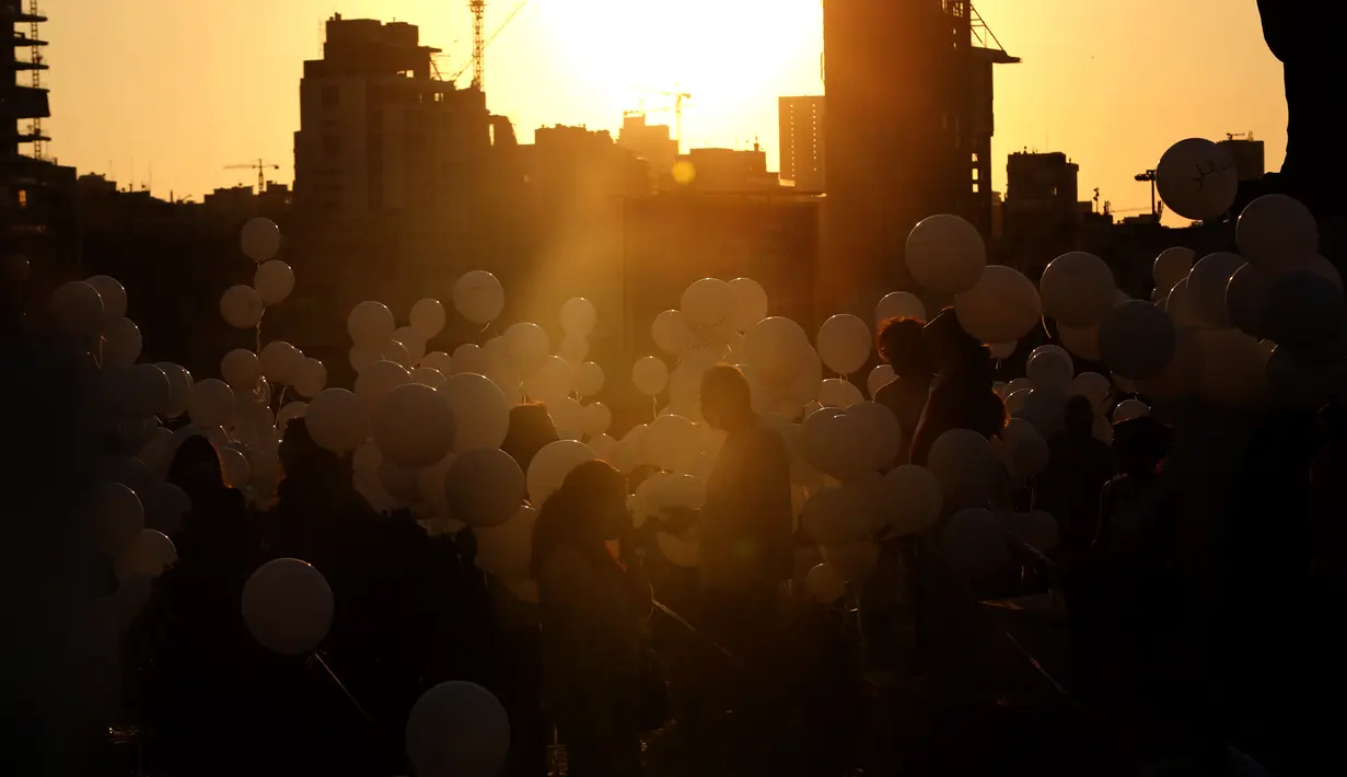 Orang-orang bersiap menerbangkan balon dalam upacara untuk memperingati peristiwa ledakan pelabuhan 4 Agustus di Beirut, Lebanon, 4 Oktober 2020. Dua ledakan yang mengguncang Pelabuhan Beirut menghancurkan sebagian kota dan menewaskan sekitar 190 orang. (Xinhua/Bilal Jawich)