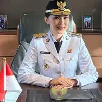 Sherly Tjonda Gubernur Terkaya dari Maluku Utara saat pelantikan. [@ucha_pucha]