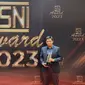 Direktur HCM & Strategy Telkom Akses, Nizar menerima penghargaan Standar Nasional Indonesia (SNI) Award 2023 dengan berhasil menerima peringkat “Gold” untuk Telkom Akses yang diselenggarakan oleh Badan Standardisasi Nasional (BPN) di Jakarta Convention Center beberapa waktu lalu. (Foto: Istimewa)