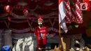 Para pedagang itu menjual berbagai pernak-pernik HUT Kemerdekaan Republik Indonesia (RI) dan bendera Merah Putih dengan beragam jenis dan ukuran. (Liputan6.com/Herman Zakharia)