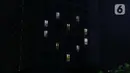 Salah satu hotel di kawasan Jalan Otista Kota Bogor menyalakan sebagian lampu kamarnya hingga membentuk gambar hati, Jumat (10/4/2020). Gambar hati ini bentuk solidaritas keprihatinan sejumlah hotel di Indonesia atas pandemi Covid-19. (Liputan6.com/Helmi Fithriansyah)