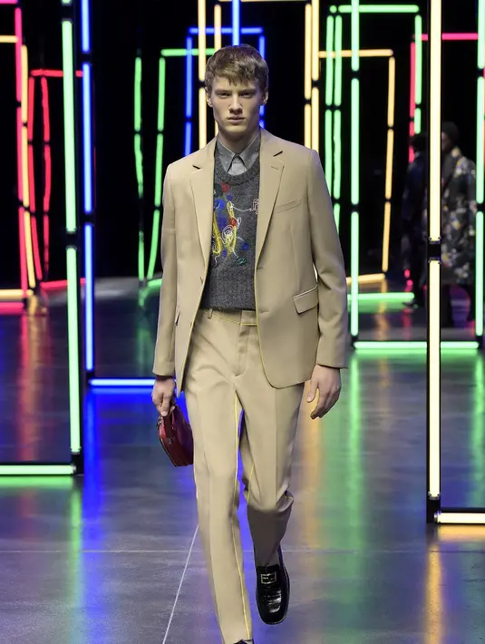 One set suit warna beige yang dipadukan dengan vest juga tak kalah menarik. Tambahkan sepatu derby untuk melengkapi penampilan formalmu saat ke kantor. (FOTO: doc. Valentino).