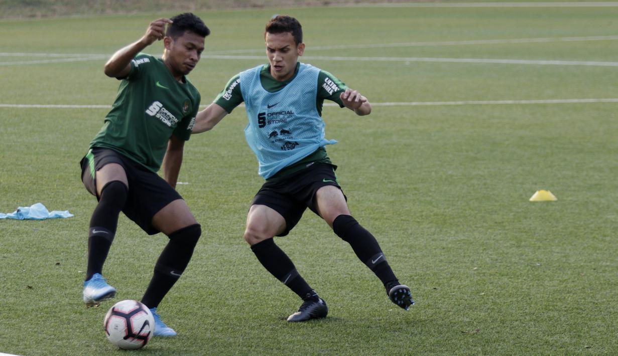 Pemain Timnas Indonesia U-23, Egy Maulana, berebut bola dengan Rifad Marasabessy saat latihan jelang SEA Games 2019 di Lapangan ABC, Senayan, Kamis (3/10). Latihan kali ini Timnas fokus dalam memperbaiki taktik dalam bertahan. (Bola.com/M Iqbal Ichsan)