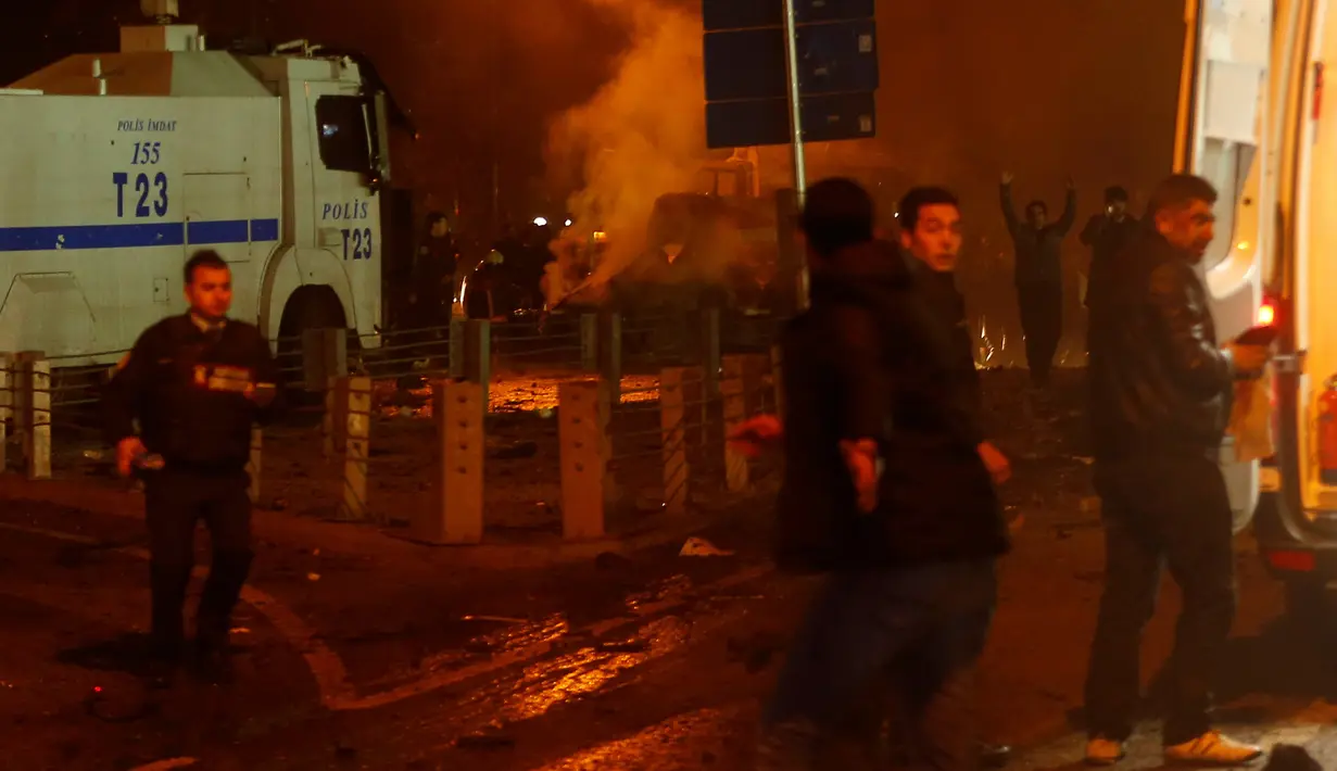 Kepanikan warga setempat setelah terjadi ledakan bom di dekat stadion sepak bola di Istanbul, Turki, Sabtu (10/12). Dua bom meledak dalam kurun waktu kurang dari satu menit yang menyebabkan 29 orang tewas dan 166 terluka. (Reuters/Murad Sezer)