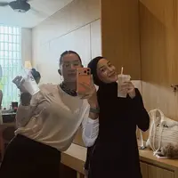 Momen kebersamaan keduanya dibagikan melalui Instagram Story dan langsung mencuri perhatian karena penampilan sporty mereka yang tetap fashionable. [@jenniferbachdim].