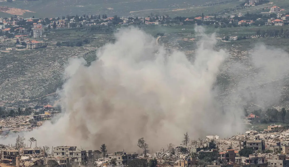 Asap mengepul saat tentara Israel menghancurkan bangunan dan rumah-rumah di Lebanon Selatan dekat perbatasan, seperti terlihat dari Upper Galilee, Israel Utara pada Senin 27 April 2026. (Jalaa MAREY/AFP)