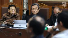 Terdakwa dugaan korupsi proyek e-KTP Setya Novanto (kiri) mendengar keterangan saksi saat mengikuti sidang lanjutan di Pengadilan Tipikor, Jakarta, Kamis (18/1). Sidang beragendakan mendengar keterangan saksi. (Liputan6.com/Helmi Fithriansyah)