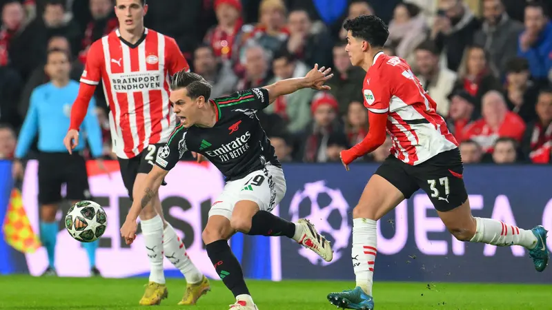 Semenit kemudian, Leandro Trossard menambah pundi gol Arsenal ke gawang PSV Eindhoven. (JOHN THYS/AFP)