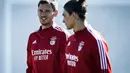 Bek Benfica, Jan Vertonghen (kiri) dan penyerang Darwin Nunez mengikuiti sesi latihan di tempat latihan Kampus Benfica di Seixal dekat Lisbon (22/2/2022). Benfica akan bertanding melawan melawan Ajax pada leg pertama babak 16 besar Liga Champions di Estadio da Luz. (AFP/Patricia De Melo Moreira)