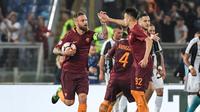 Daniele De Rossi langsung memungut bola usai mencetak gol penyeimbang buat AS Roma ke gawang Juventus. (Andreas SOLARO / AFP)