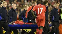 Striker Liverpool, Divock Origi, harus ditandu keluar lapangan karena mengalami cedera setelah ditekel bek Everton, Ramiro Funes Mori. (AFP/Paul Ellis)