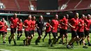 Para wasit melakukan pemanasan saat menjalani sesi latihan di Moskow, Rusia, Selasa (11/6). Persiapan dilakukan para wasit untuk menjaga kebugaran saat pertandingan turnamen Piala Dunia 2018 Rusia. (AFP Photo/Kirill Kudryavtsev)