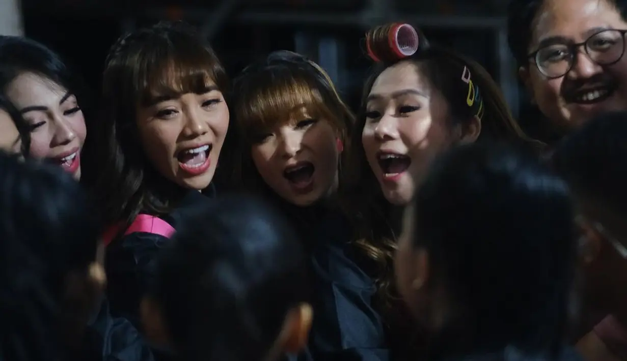 <p>Cherrybelle melakukan persiapan sebelum membawakan beberapa lagu hits mereka di atas panggung. Girlband yang terbentuk pada 27 Februari 2011 ini awalnya beranggotakan Angel, Anisa, Cherly, Christy, Devi, Felly, Gigi, Ryn, dan Wenda. (Instagram/@itskeziakaramoy)</p>