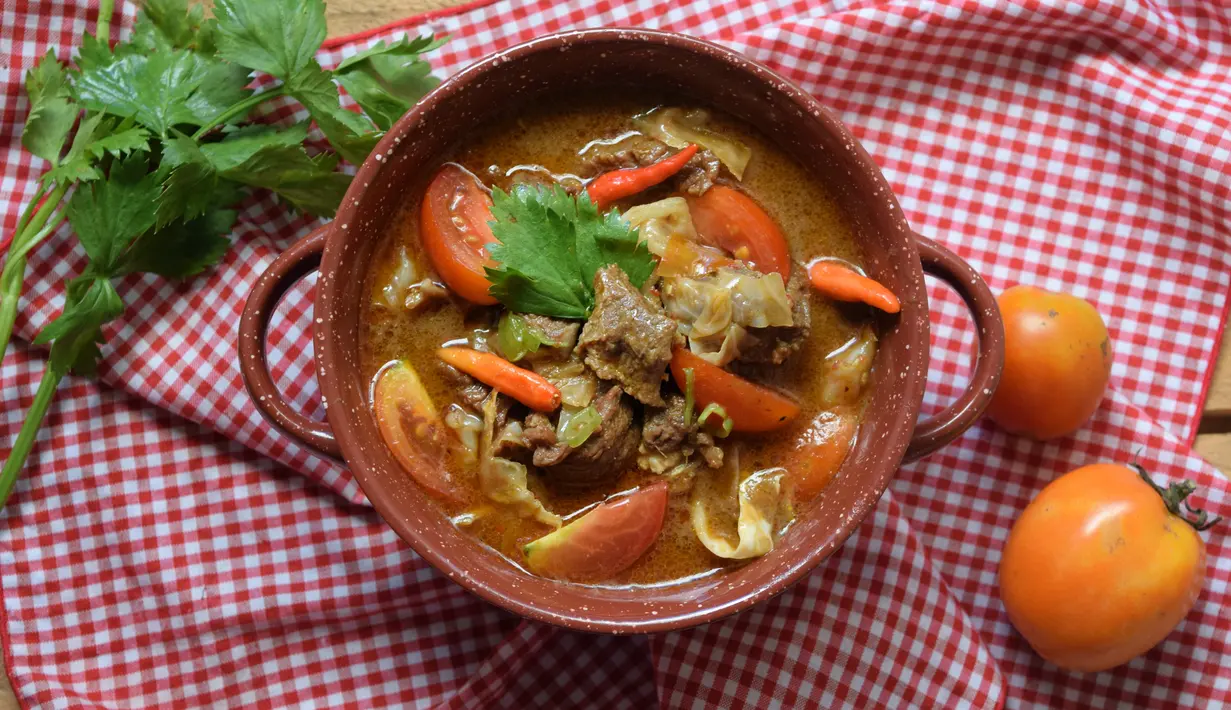 Rasa khas bumbu kecap yang segar mantap untuk yang suka rasa pedas manis gurih. (RinaOkta/Shutterstock.com)