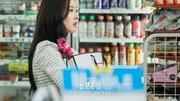 Potongan gambar yang baru dirilis menggambarkan Park Yeon Woo mengunjungi toko serba ada untuk pertama kalinya setelah melakukan perjalanan ke abad ke-21.