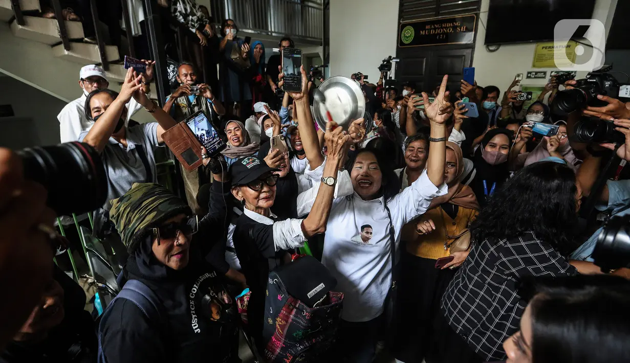 <p>Sejumlah pendukung terdakwa Richard Eliezer Pudihang Lumiu bersorak usai sidang pembacaan vonis kasus pembunuhan Brigadir Yosua Hutabarat di Pengadilan Negeri Jakarta Selatan, Rabu (15/2/2022). Sebelumnya Richard Eliezer Pudihang Lumiu di Tuntut 12 Tahun Penjara oleh Jaksa Penuntut Umum (JPU). (Liputan6.com/Johan Tallo)</p>