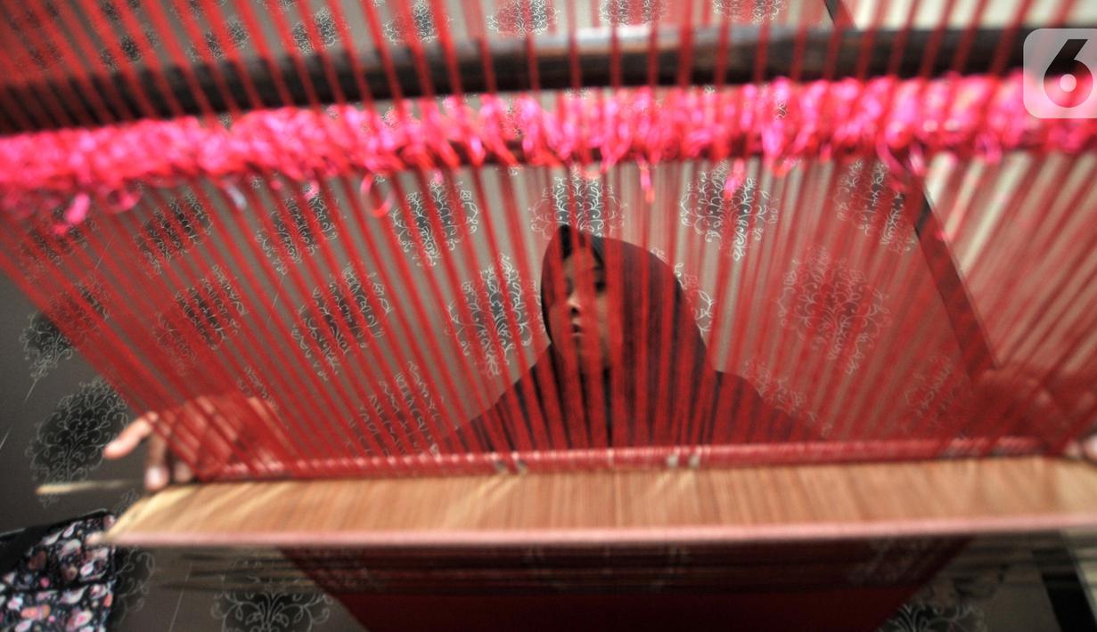 Warga menyelesaikan pembuatan tenun saat Pelatihan Tenun Betawi di Rusun Jatinegara Barat, Jakarta, Rabu (6/11/2019). Dalam pelatihan ini warga dilatih membuat tenun dengan tema ornamen budaya Betawi. (merdeka.com/Iqbal Nugroho)