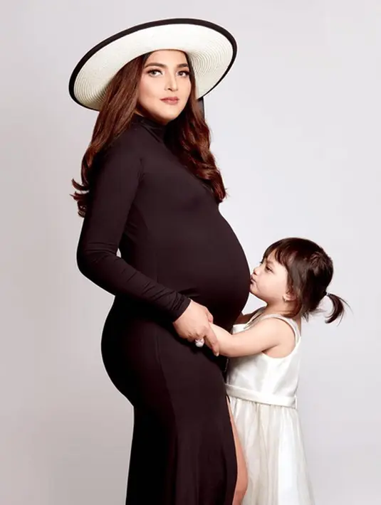 Ashanty juga memohon maaf pada Ibundanya, Ratu Farida Hanum. "maafin semua nakal2nya aku, khilaf2 nya, ngelawan2 nya,.. u are the best mom in the world😍 semoga kita semua anak2 mama bisa membahagiakan mama," tulis ashanty_ash. (Instagram/ashanty_ash)