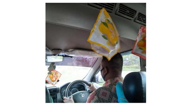 6 Potret Kocak Gantungan di Mobil Ini Nyeleneh Banget