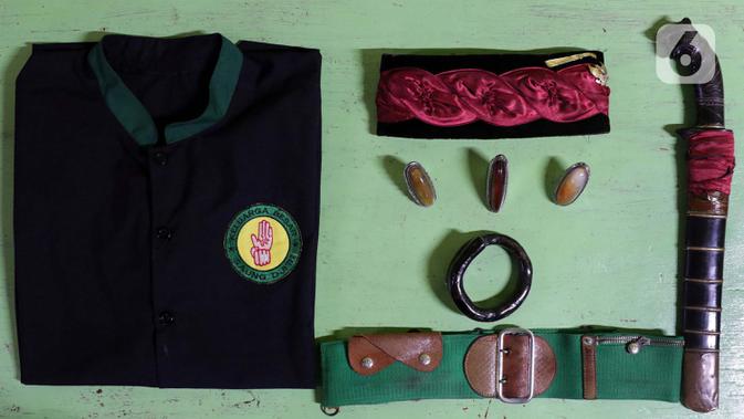 Baju Pangsi dan Kopiah berikut sabuk, batu cincin, gelang bahar dan golok menjadi bagian tak terpisahkan dari adat dan budaya betawi yang terus dilestarikan Sanggar Saung Dji’ih melalui seni bela diri pencak silat. (Liputan6.com/Helmi Fithriansyah)
