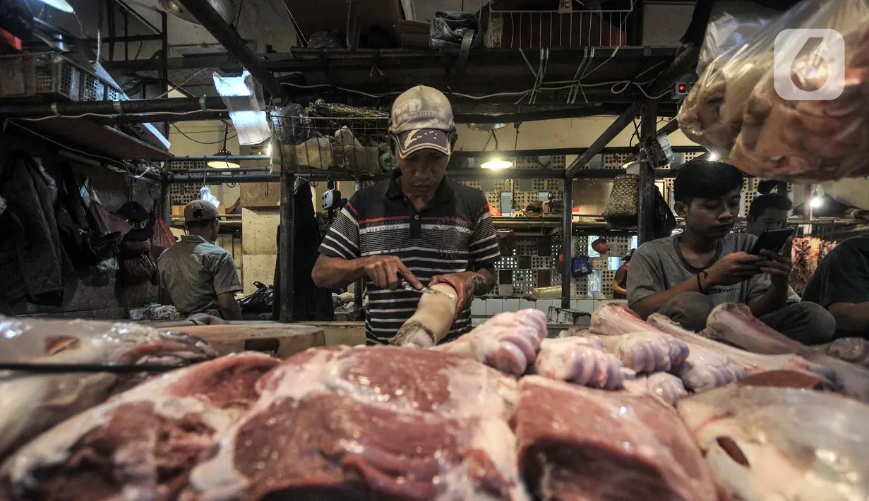 Pedagang memotong daging sapi di Pasar Senen, Jakarta Pusat, Selasa (31/5/2022). Maraknya kasus penyakit mulut dan kuku (PMK) pada hewan ternak seperti sapi dan kambing sejak beberapa waktu lalu, serta ditambah masih tingginya harga berimbas pada merosotnya penjualan daging di Pasar Senen hingga 50 persen. (merdeka.com/Iqbal S. Nugroho)