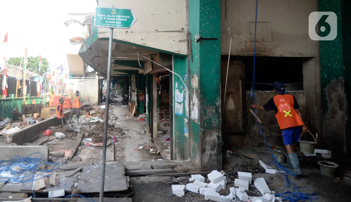 Pekerja mengerjakan pembangunan proyek revitalisasi pasar Ciputat yang sudah tak baik untuk transaksi jual beli, Tangerang Selatan, Jumat (4/9/2020). Pasar Ciputat akan diubah seperti pusat perbelanjaan pasar rakyat yang modern dengan kosep masih tetap pasar tradisional. (merdeka.com/Dwi Narwoko)