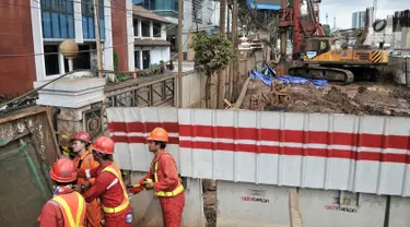 Pekerja dari Adhi Karya berada di sekitar lokasi kebocoran pipa gas bumi di depan Kantor BNN, Cawang, Jakarta, Selasa (13/3). Pascabocornya pipa gas bumi, aktivitas proyek LRT sementara dihentikan sementara. (Merdeka.com/Iqbal S. Nugroho)