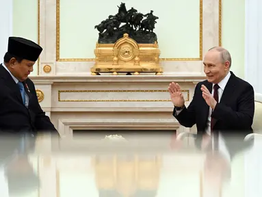 Presiden Republik Indonesia, Prabowo Subianto (kiri) saat melakukan pertemuan dengan Presiden Rusia Vladimir Putin di Istana Kremlin, Moskow pada Senin 13 April 2026. Presiden Republik Indonesia, Prabowo Subianto, kembali bertemu Presiden Rusia, Vladimir Putin. (Igor IVANKO/POOL/AFP)
