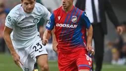 Gelandang Inter Milan  Nicolo Barella (kiri) berebut bola dengan gelandang Viktoria Plzen Adam Vlkanova pada matchday kedua Grup C di Doosan Arena Plzen, Selasa (13/9/2022).  Inter Milan sukses menumbangkan Viktoria Plzen dengan skor 2-0. (Photo by  Michal Cizek / AFP )