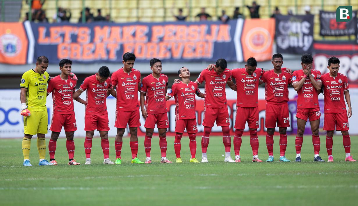 <p>Para pemain Persija Jakarta mengheningkan cipta sebelum laga lanjutan BRI Liga 1 2022/2023 menghadapi Barito Putera di Stadion Patriot Candrabhaga, Bekasi, Rabu (22/02/2023). (Bola.com/Bagaskara Lazuardi)</p>