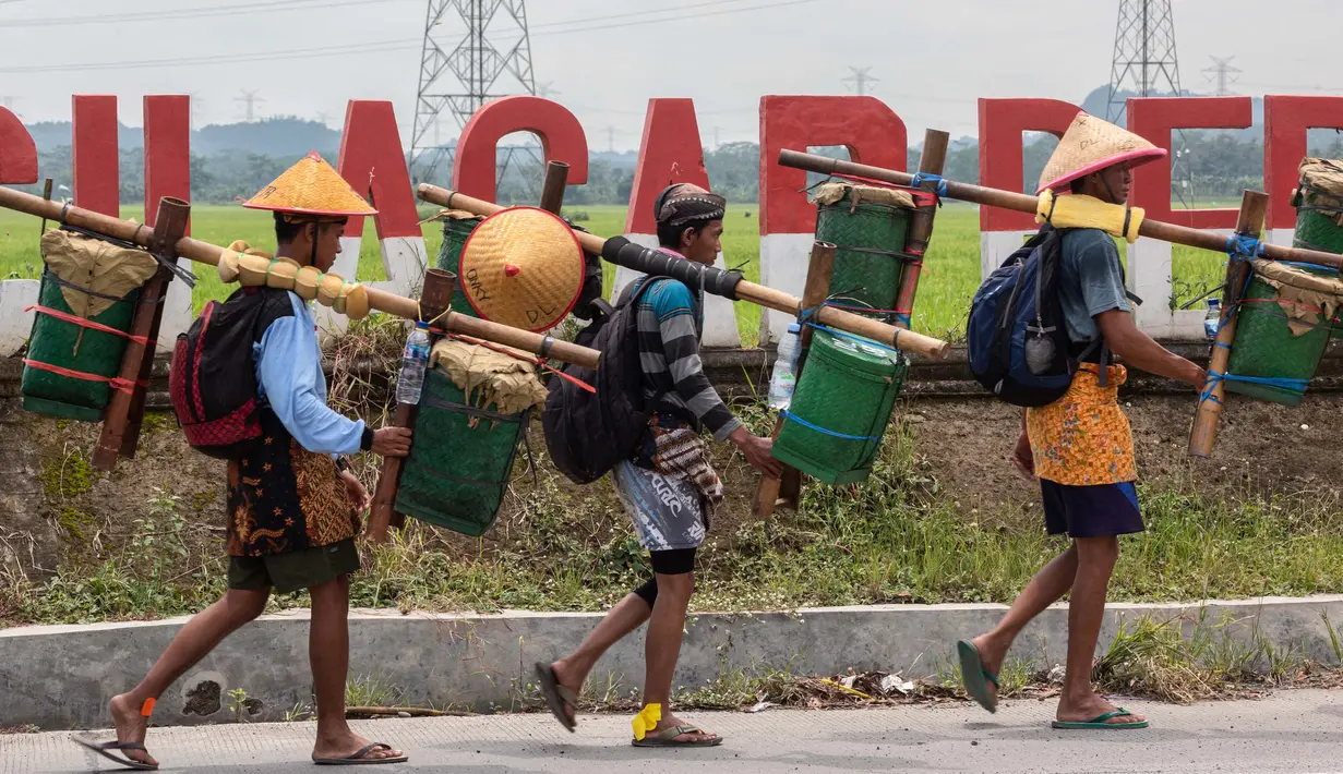 Unggah-unggahan juga menjadi upaya mereka melestarikan tradisi turun-temurun sekaligus bersilahturahmi dan memohon keselamatan. (DEVI RAHMAN/AFP)