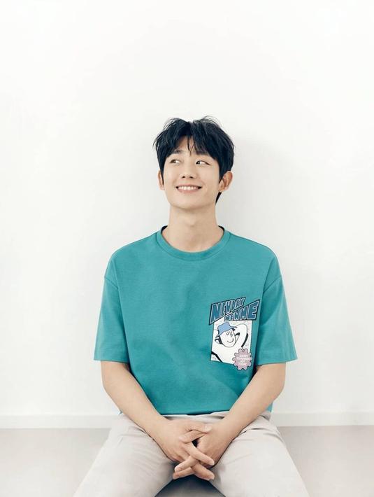 Memakai kaos dan celana berwarna cerah, penampilan Hae In ini bahkan tampak bak ABG. Tatanan rambut yang sedikit berantakan serta senyum yang menawan membuat banyak netizen terpesona oleh penampilannya. (Liputan6.com/IG/@holyhaein)