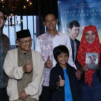 BJ Habibie terlihat foto bersama dengan pemeran utama dari film 'Surga yang Tak Dirindukan', Fedi Nuril. (Galih W. Satria/Bintang.com)