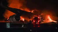 Pesawat Japan Airlines bernomor penerbangan 516 terbakar habis pada Selasa, 2 Januari 2024, setelah bertabrakan dengan pesawat penjaga pantai di Bandara Haneda, Jepang. (dok. Richard A. Brooks / AFP)