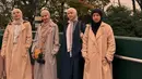 Bersama para sahabatnya pergi ke Jepang, Ratna Galih tampil kompak mengenakan long coat abu-abu dipadukan kerudung pashmina polos serasi dengan skirtnya. [@ratnagalih]