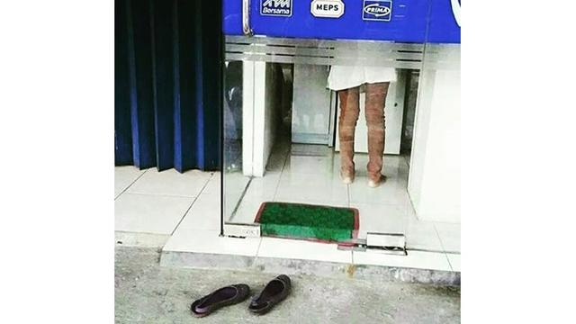 7 Kelakuan Kocak Saat di ATM Ini Bikin Tepuk Jidat