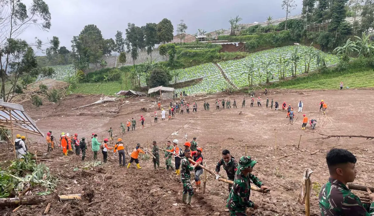 Operasi pencarian korban di hari kelima dilakukan secara terbatas dan tidak maksimal lantaran kondisi cuaca di sekitar lokasi longsor yang tidak menentu. Tampak dalam foto, tim SAR gabungan saat melakukan upaya pencarian dan penyelamatan korban longsor di Desa Pasirlangu, Cisarua, Kabupaten Bandung Barat, Jawa Barat, Rabu (28/1/2026). (Basarnas)
