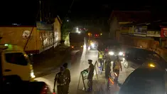 Sejumlah petugas mengatur lalu lintas di pertigaan Blimbing, Pemalang, Jawa Tengah, Senin (21/7/14). (ANTARA FOTO/Wahyu Putro A)