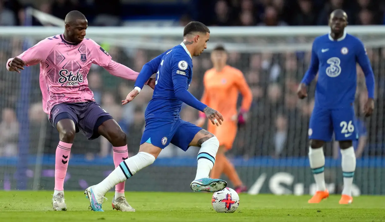 Jual beli serangan terjadi selama babak kedua berlangsung. Chelsea yang sempat unggul harus menahan kecewa setelah Simms menyamakan skor 2-2 pada menit ke-89 dan tak berubah hingga pertandingan berakhir. (AP Photo/Kirsty Wigglesworth)