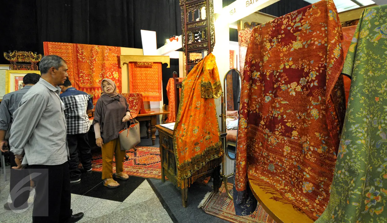 Seorang pengunjung melihat batik yang dipamerkan saat Gelar Batik Nusantara 2015 di JCC Senayan, Jakarta, Kamis (25/6/2015). Beragam batik dari penjuru Nusantara dipamerkan dalam acara tersebut. (Liputan6.com/Yoppy Renato)