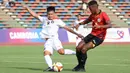 <p>Pemain Timnas Indonesia U-22, Witan Sulaiman (kiri),&nbsp;menendang bola dibayangi pemain Timor Leste, Cristevao Moniz Fernandes pada pertandingan ketiga Grup A SEA Games 2023 yang berlangsung di Olympic Stadium, Phnom Penh, Kamboja, Minggu (7/5/2023). (Bola.com/Abdul Aziz)</p>